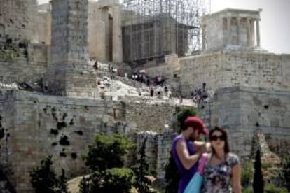 Turistas visitan la Acrópolis en Atenas. EFE/Archivo