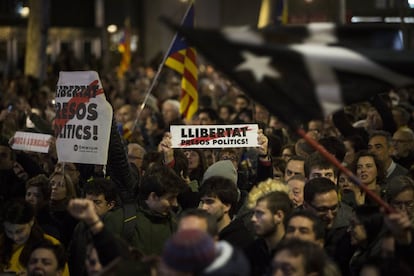 Los manifestantes sujetan pancartas durante la manifestación unitaria del independentismo bajo el lema 'Tumbemos el régimen', en el centro de Barcelona.