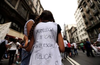 La manifestaci&oacute;n se llen&oacute; de mensajes cr&iacute;ticos con Macri y a favor de la educaci&oacute;n p&uacute;blica.