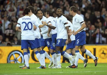 Los jugadores de Inglaterra celebran el gol de Lampard.