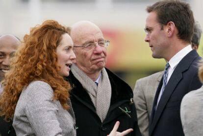 Rebekah Brooks con Rupert Murdoch (bufanda gris) y su hijo, James Murdoch en el Festival de carreras de caballos de Chltenham, el pasado marzo.