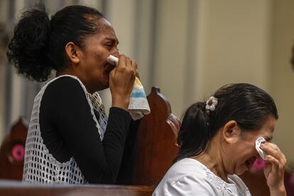 Varias devotas lloran mientras rezan dentro de la Catedral de Nuestra Señora de la Asunción en Yakarta (Indonesia), el lunes.