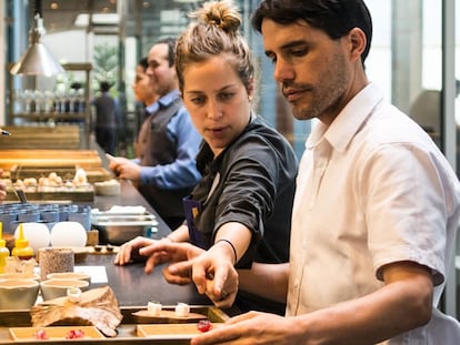 El chef peruano Virgilio Martínez, junto a su esposa, la cocinera Pía León, en la cocina de su restaurante Central.