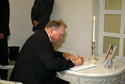 El primer ministro sueco, Göran Persson, firma en el libro de condolencias abierto en la sede del Gobierno.