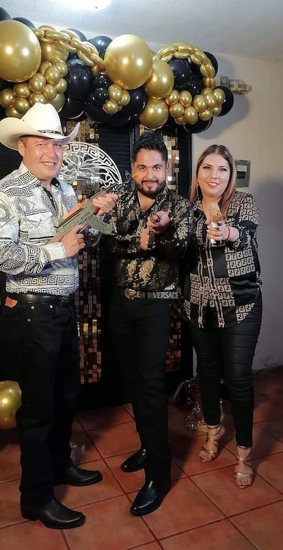 Tres de los invitados a la fiesta del hijo de Irma Patricia Cuevas Ovalle posan para una foto sosteniendo armas falsas.