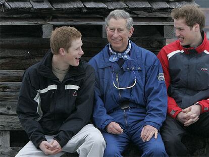 El príncipe Carlos murmura "Maldita gente. Odio hacer esto", entre sus hijos Enrique y Guillermo .