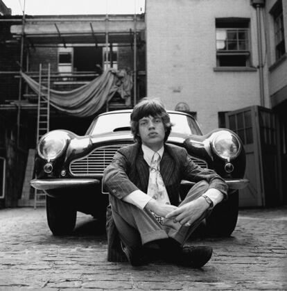 Mick Jagger fotografiado delante de su coche Aston Martin DB6. Londres. 1966 © Gered Mankowitz