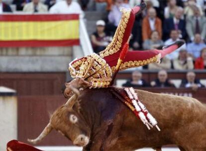 Luis Bolívar es volteado por <i>Orgánico</i> ayer en Las Ventas.