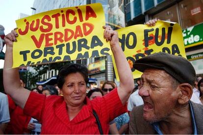 Una mujer sostiene una pancarta durante una manifestación contra Pinochet en Santiago.