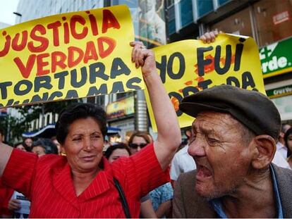 Una mujer sostiene una pancarta durante una manifestación contra Pinochet en Santiago.