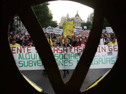Cabecera de la manifestación que ayer recorrió el centro de Madrid en contra de la carestía de los pisos.
