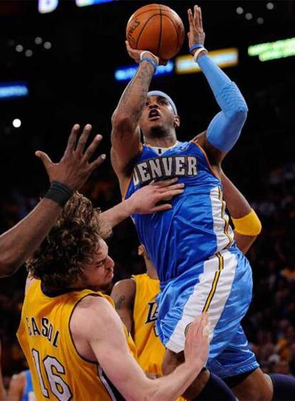 Carmelo Anthony, de los Denver Nuggets, intenta anotar un tanto tras chocar con Pau Gasol, de los Lakers en el primer partido de la Final de la Conferencia Oeste.