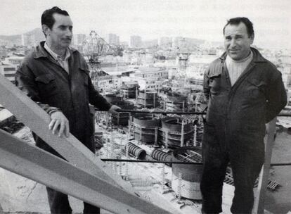 El obrero de Barreras Manuel Barros Fernández (izquierda) con un compañero en la grúa del astillero donde trabajaba, en 1973.