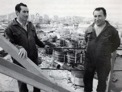 El obrero de Barreras Manuel Barros Fernández (izquierda) con un compañero en la grúa del astillero donde trabajaba, en 1973.