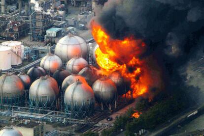 Una planta de gas en llamas, tras el terremoto, en la ciudad de Chiba.