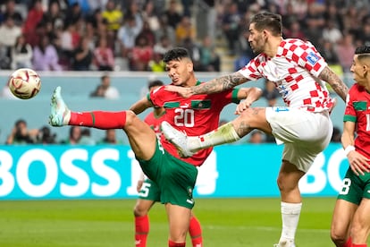 Marko Livaja, a la derecha, y Achraf Dari, luchan por la pelota.