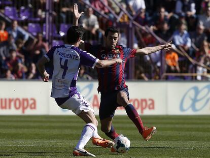 Marc Valiente intenta superar a Busquets