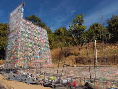 Al pueblo llegó la organización Viviendas Emergentes, fundada pocos días después del terremoto, con la intención de hacer casas con diversos sistemas que usan botellas de plástico. El de este construcción se llama de “PET aligerado” y consiste en una malla de acero tridimensional rellena con botellas vacías que se usan para suelos, paredes y techos, cubiertas con cemento.



