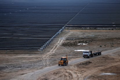 Paneles solares en un parque de Adani Green Energy en Khavda (India).