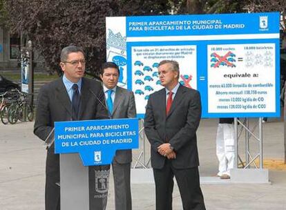 Gallardón presenta el parking para bicicletas, en una imagen cedida por el Ayuntamiento.