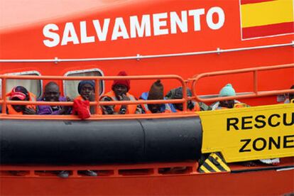 Un grupo de inmigrantes los calizados a dos millas de La Gomera son trasladados en un barco de salvamento marístimo al puerto de los Cristianos, en Tenerife.