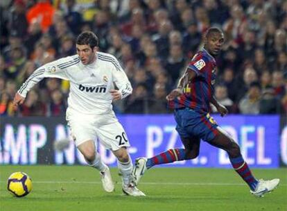 Higuaín se marcha de Abidal en el partido de ayer.