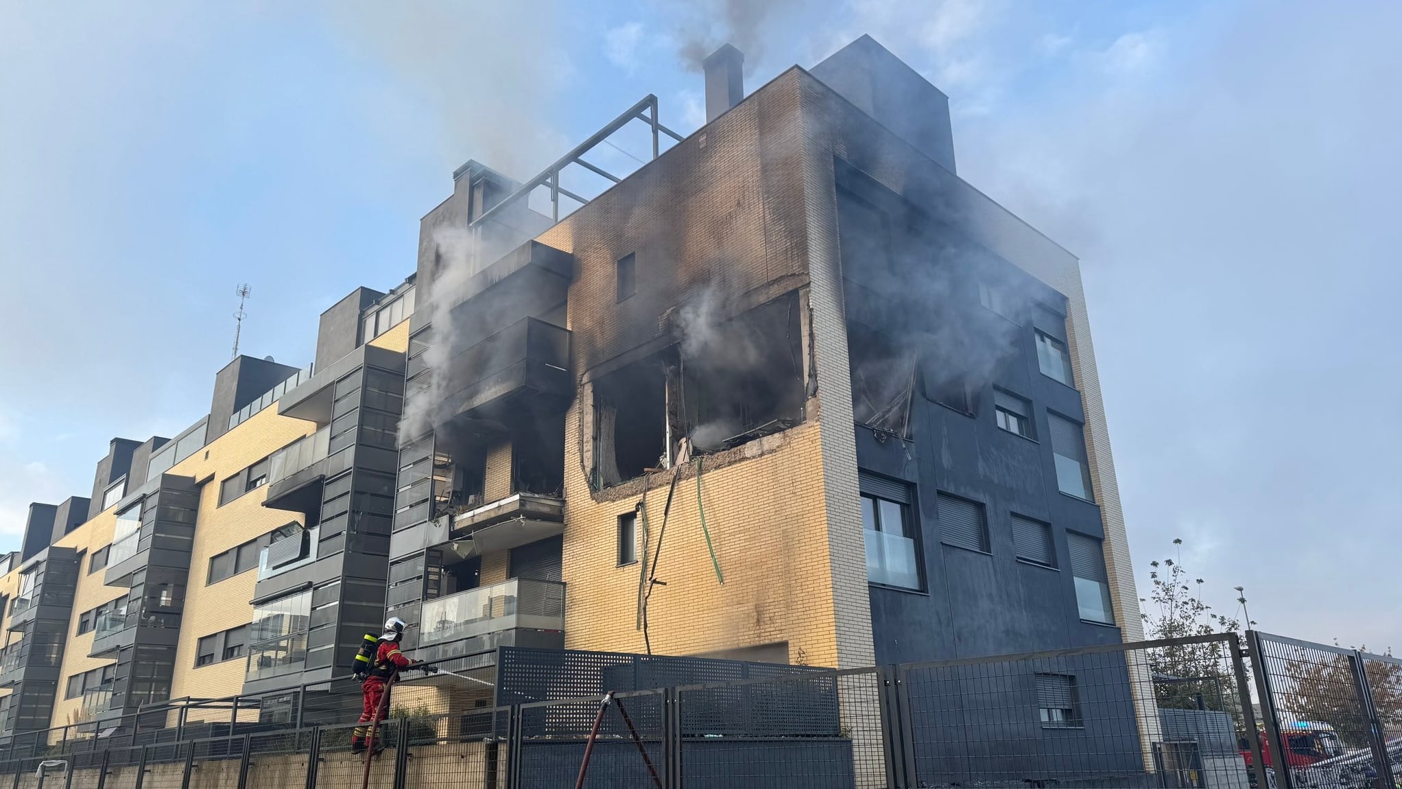 Explosión sin heridos en un piso del municipio madrileño de Valdemoro: “El edificio se ha agitado como una batidora”