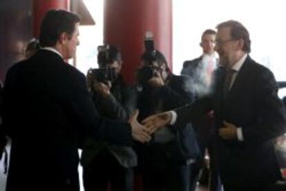 El presidente del Gobierno, Mariano Rajoy, saluda al ministro de Industria, Energ&iacute;a y Turismo, Jos&eacute; Manuel Soria, a su llegada al foro empresarial organizado por Exceltur,