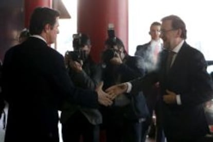 El presidente del Gobierno, Mariano Rajoy, saluda al ministro de Industria, Energ&iacute;a y Turismo, Jos&eacute; Manuel Soria, a su llegada al foro empresarial organizado por Exceltur,