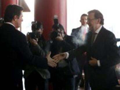 El presidente del Gobierno, Mariano Rajoy, saluda al ministro de Industria, Energ&iacute;a y Turismo, Jos&eacute; Manuel Soria, a su llegada al foro empresarial organizado por Exceltur,