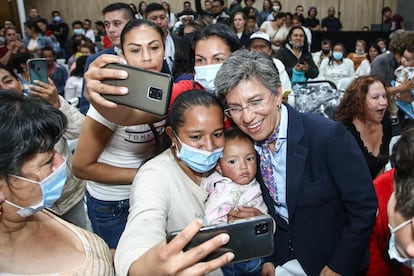 La alcaldesa de Bogotá en la inauguración de un proyecto social dirigido a mujeres.
