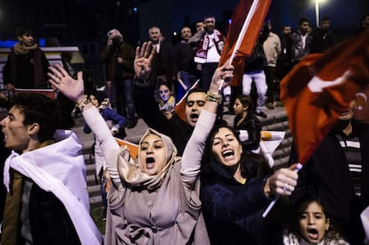 Partidarios del AKP celebran los primeros resultados en Estambul.