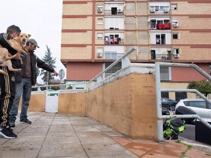 Unos vecinos señalan el lugar donde fue encontrado el cadáver de una mujer en San Juan de Aznalfarache (Sevilla).