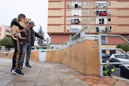 Unos vecinos señalan el lugar donde fue encontrado el cadáver de una mujer en San Juan de Aznalfarache (Sevilla).