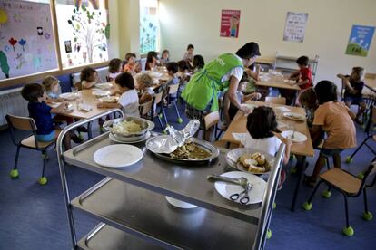 Alumnos del colegio San Bartolomé, en Fresnedillas de la Oliva, en Madrid, comiendo este jueves.