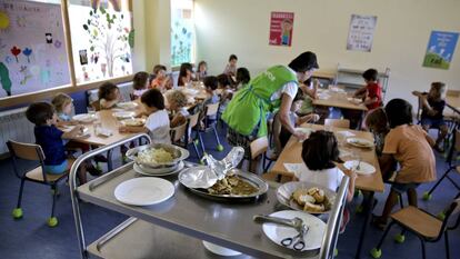 Alumnos del colegio San Bartolomé, en Fresnedillas de la Oliva, en Madrid, comiendo este jueves.