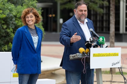 El expresidente de ERC y candidato a la reelección, Oriol Junqueras, acompañado de la líder de los republicanos en el Ayuntamiento de Barcelona, Elisenda Alamany.