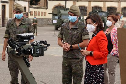 La ministra de Defensa, Margarita Robles, durante su visita este martes al Mando de Ingenieros del Ejército de Tierra, ubicado en Salamanca.