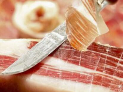 La nueva ley prohibirá, por ejemplo, poner en la etiqueta de un jamón un cerdo bajo una encina si se ha criado en una granja.