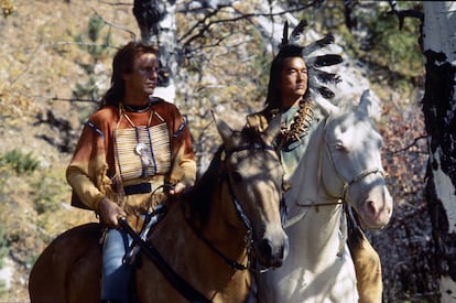 A la izquierda, Kevin Costner y a la derecha, Graham Greene en un fotograma de 'Bailando con lobos' (1990).