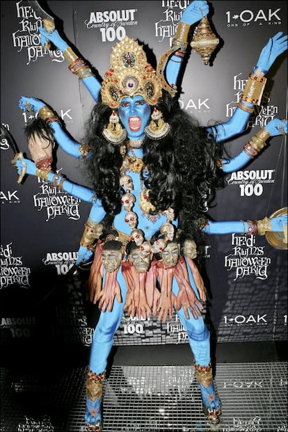 La modelo Heidi Klum vistió este llamativo disfraz en la fiesta de Halloween de 2008, en el que representaba a Kali, la diosa hindú de la destrucción. La acusaron de apropiación cultural y y uso de símbolos religiosos.