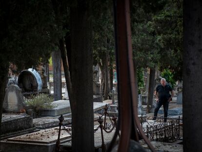 Javier Jara, entre las tumbas del cementerio.