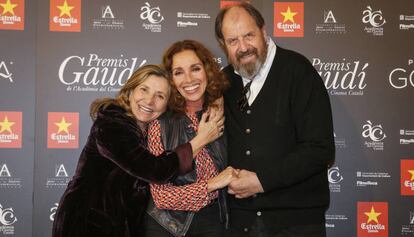 Ana Belén, entre Isona Passola i Josep Maria Pou.