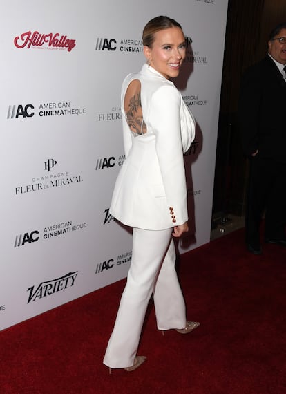 2021. Scarlett Johansson fue homenajeada en la 35ª edición de los American Cinematheque Awards. Para esta ocasión especial, lució un conjunto blanco de Atelier Versace, compuesto por un traje de seda de corte entallado con un corsé adornado con cristales y una chaqueta de espalda descubierta. El diseño estaba inspirado en las chaquetas drapeadas de la colección primavera-verano 1989 de Versace.