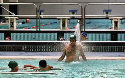 Usuarios de las piscinas del complejo de Abastos, ayer por la tarde.