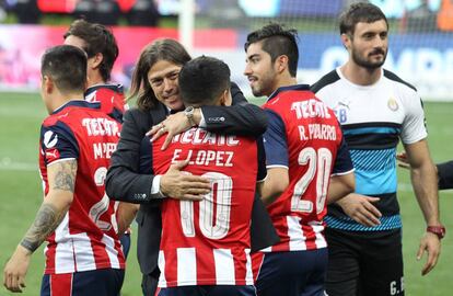 Almeyda celebra con sus jugadores