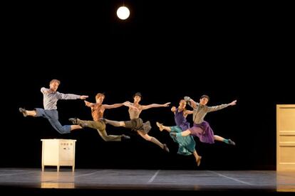 Bailarines de la Compa&ntilde;&iacute;a Nacional de Danza interpretando &#039;Casi-Casa&#039;, el viernes en el Teatro Real de Madrid.