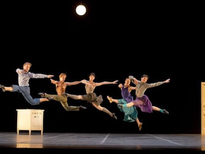 Bailarines de la Compa&ntilde;&iacute;a Nacional de Danza interpretando &#039;Casi-Casa&#039;, el viernes en el Teatro Real de Madrid.