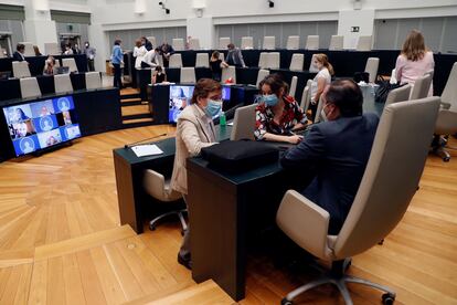 El alcalde de Madrid, José Luis Martínez-Almeida conversa con la delegada del Área de Cultura, Turismo y Deporte, Andrea Levy antes del comienzo del pleno ordinario del Ayuntamiento de Madrid