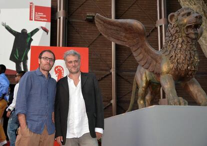 El actor italiano Valerio Mastandrea y su compatriota, el director Daniele Gaglianone llegan a la presentación de 'La Mia Classe'